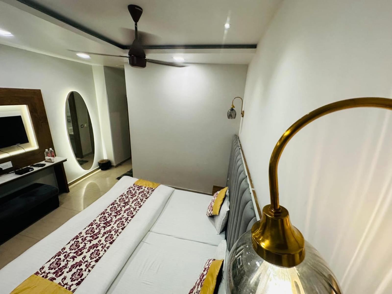 Hotel Deva Inn Varanasi Esterno foto